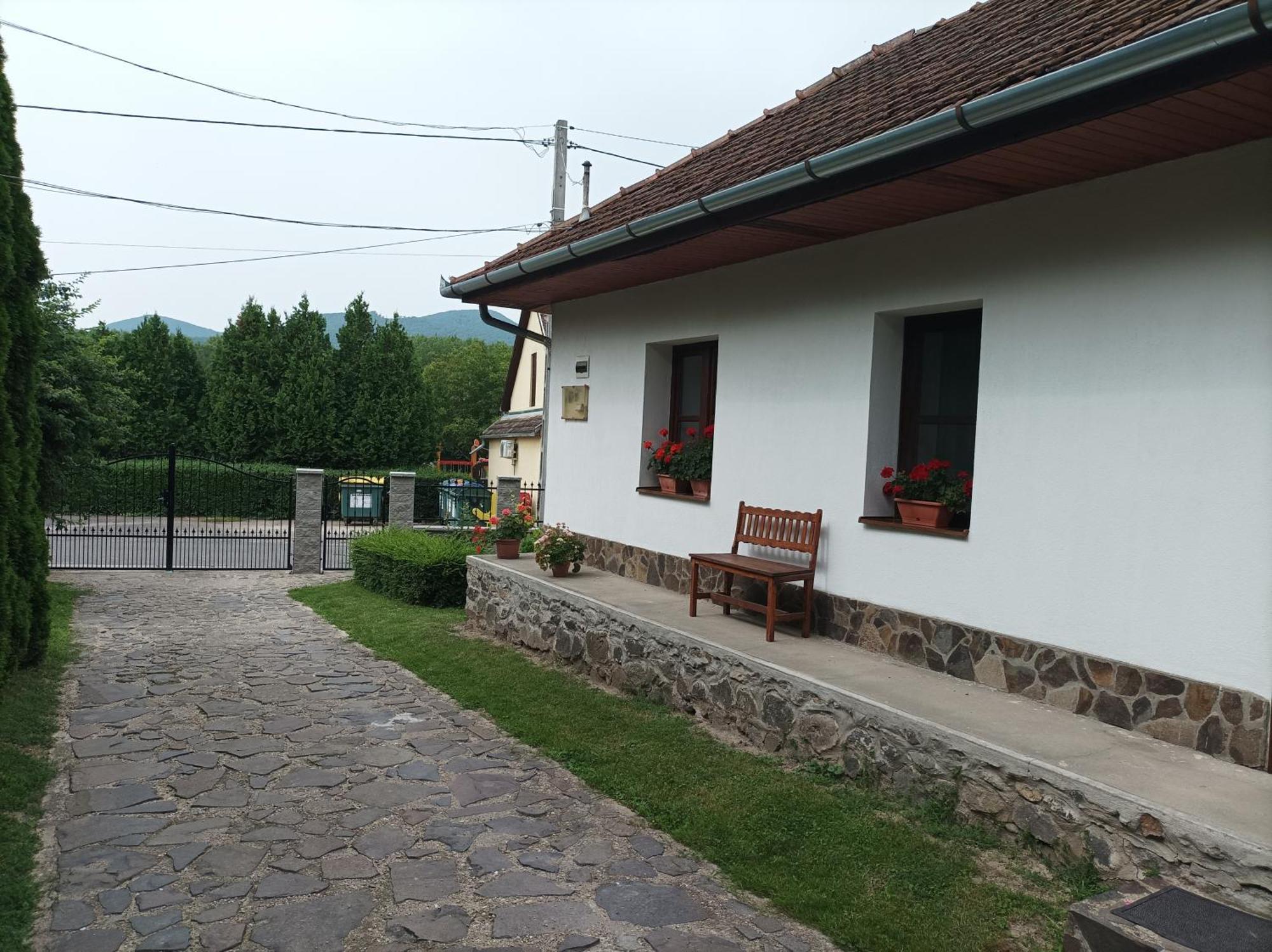 Kemences Vendeghaz Hotel Mikohaza Екстериор снимка